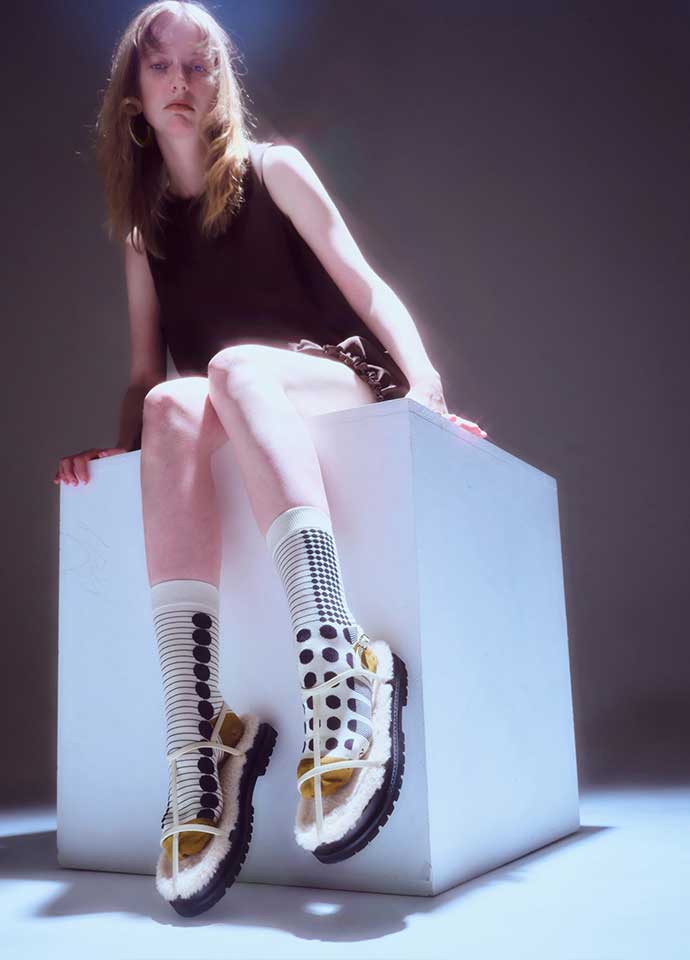 霜白墨點不對稱拼接設計長襪